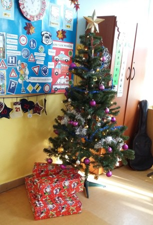 Vianočný stromček s darčekmi